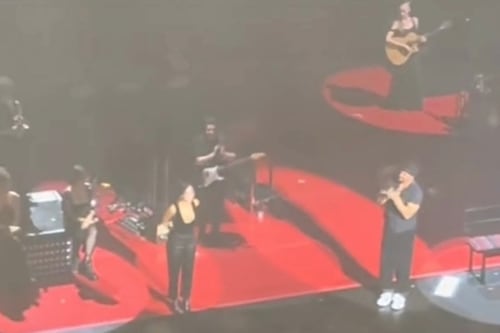 Adria Arjona sorprende al subir al escenario a saludar a su padre Ricardo Arjona