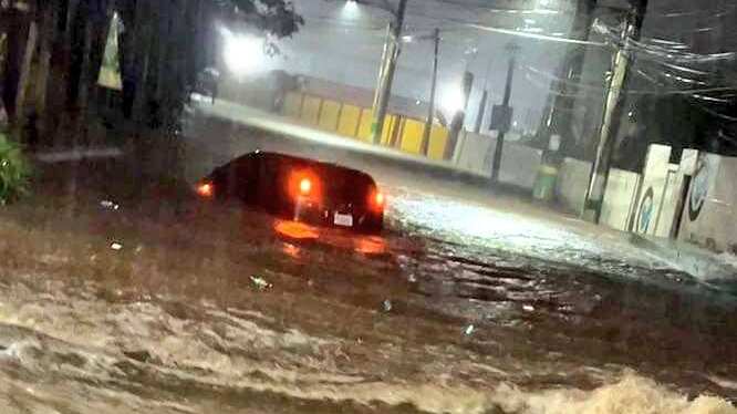 Varias inundaciones se registraron este viernes en horas de la noche.