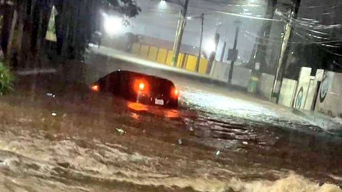 Varias inundaciones se registraron este viernes en horas de la noche.