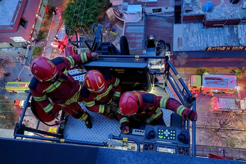 Incendio en edificio de zona 10 provoca cierre vehicular y desvíos en el sector