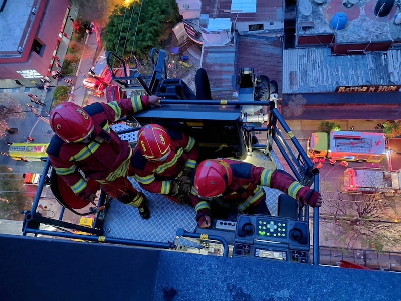 Incendio en edificio de zona 10 provoca cierre vehicular y desvíos en el sector
