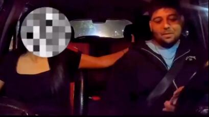 Pasajera intentando saldar su viaje con un ‘pago distinto’, a conductor de taxi por aplicación.