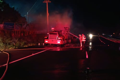 Bomberos controlan el incendio de un tráiler en la autopista Palín-Escuintla