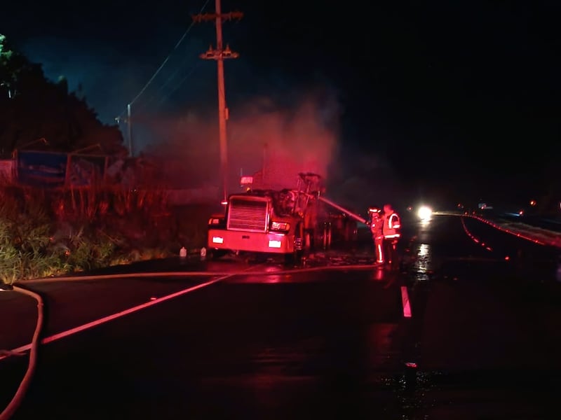 Bomberos controlan el incendio de un tráiler en la autopista Palín-Escuintla