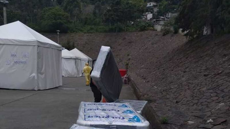 Paciente recuperado por Covid-19 agradece atención médica con donación de camas