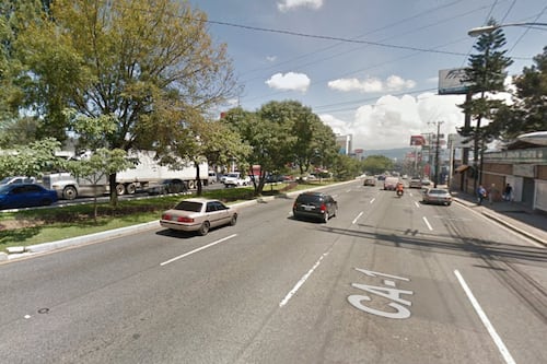 Turba vapulea y prende fuego a un hombre en la calzada Roosevelt