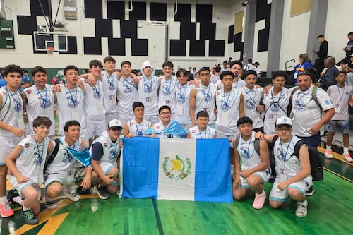 Equipo de baloncesto guatemalteco compite en torneo en EE. UU.