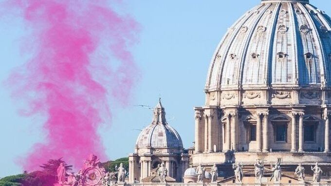 Fumata rosa en el Vaticano: “El lugar de la mujer está en el cónclave”