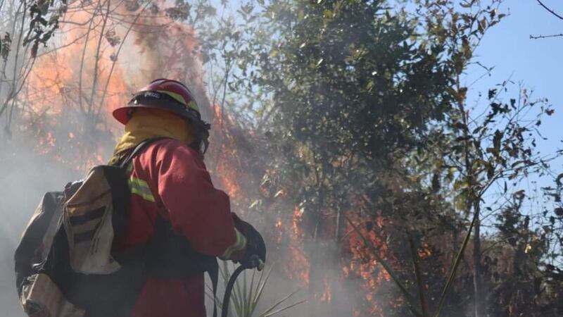Volcán de Agua continúa consumido por las feroces llamas