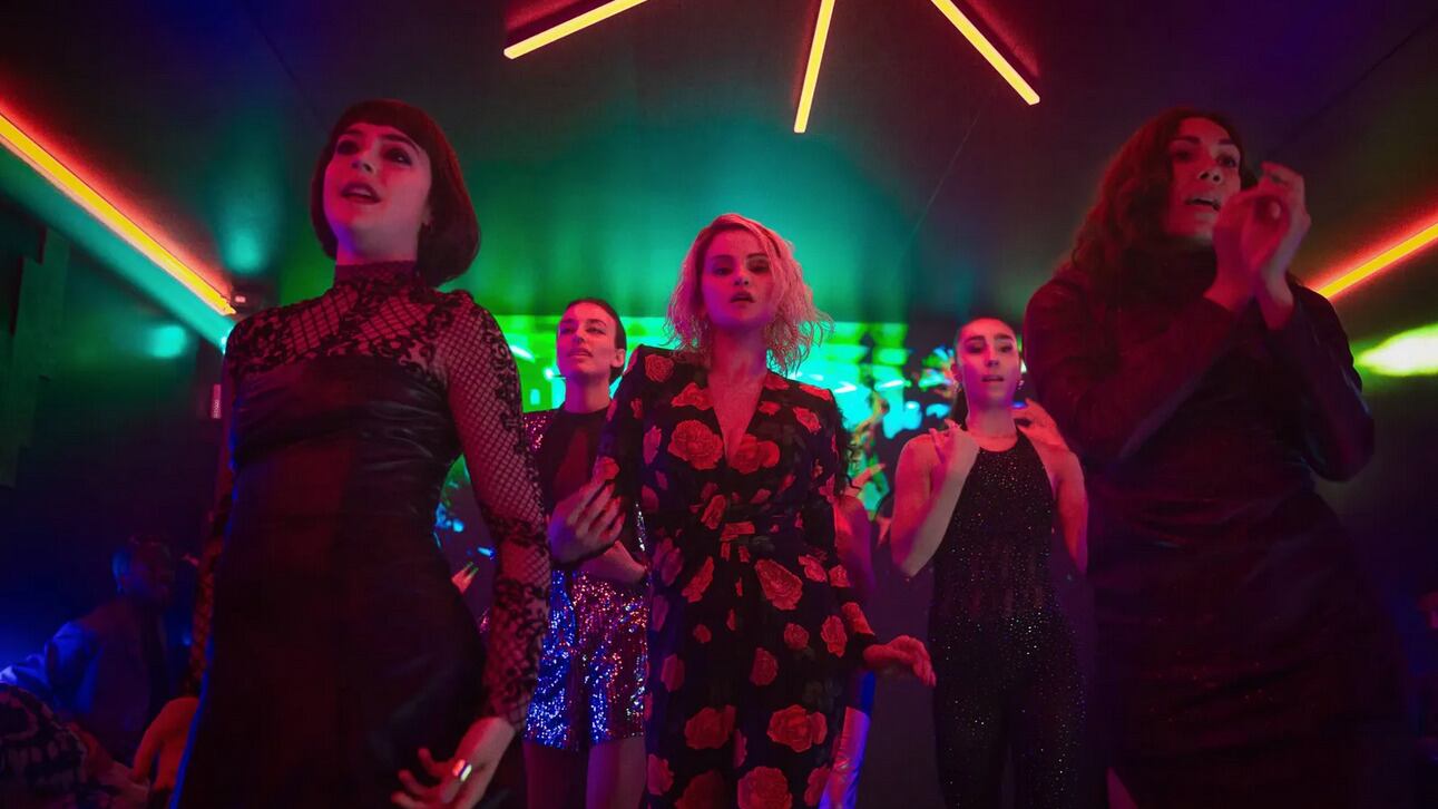 Emilia Pérez ha sido considerada la película más arriesgada de 2024. Sin embargo, también ha generado polémica y divisiones: algunos la adoran y otros la detestan, pero lo cierto es que no deja a nadie indiferente. Aquí te damos cinco razones para verla