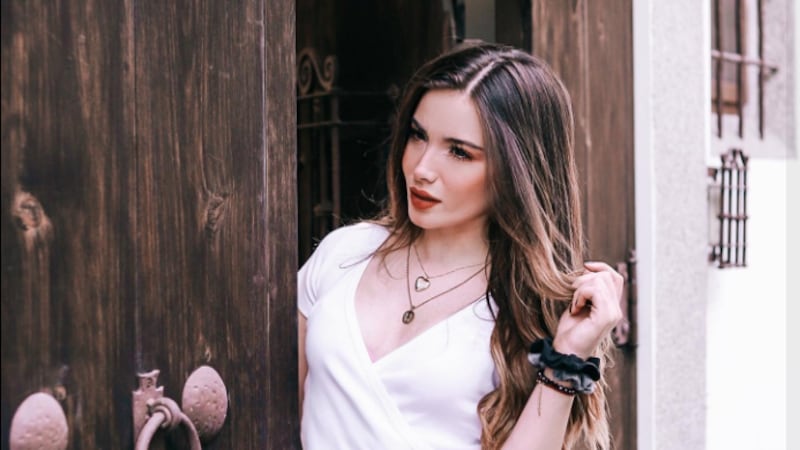 Vestido traslúcido deja al descubierto sexy lencería de encaje de Kati Zaragoza