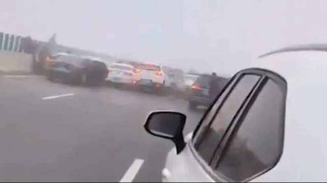 VIDEO. Puente congelado provoca choque múltiple en China