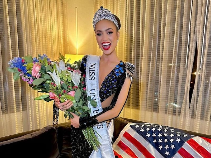 R’Bonney Gabriel, actual Miss Universo, renuncia como Miss USA