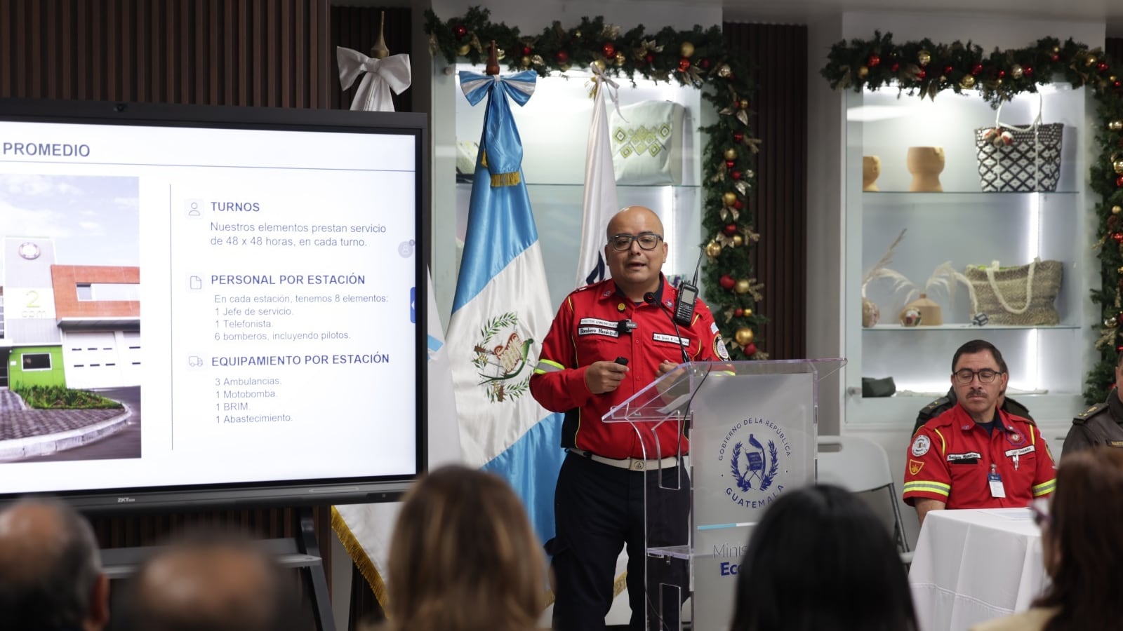 Operativos rigurosos en mercados y puntos de venta de pirotecnia, garantizando el cumplimiento de las normas de seguridad. Foto: Gobierno de Guatemala