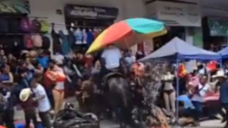 VIDEO. Jinete de desfile hípico en Huehuetenango pierde el control y casi ocasiona una tragedia