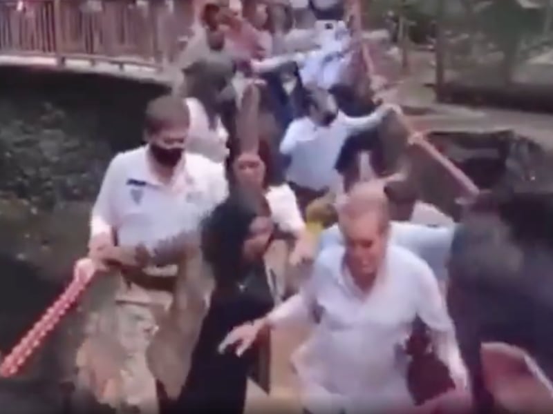 VIDEO. Colapsa puente colgante mientras se desplazaban funcionarios públicos