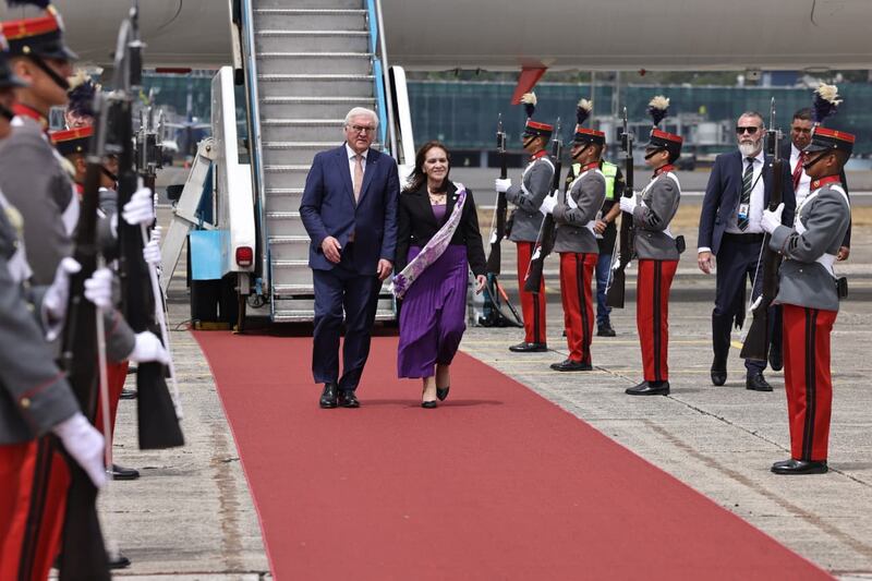 El presidente de Alemania, Frank-Walter Steinmeier, junto con la vicecanciller guatemalteca María Luisa Ramírez.