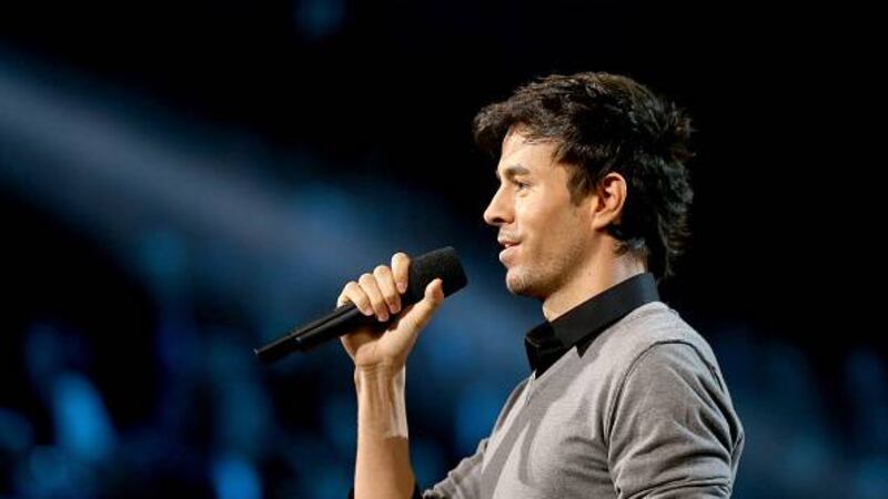 Enrique Iglesias derrocha amor por Anna Kournikova y sus gemelos