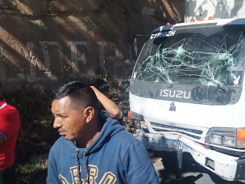 Colisión entre camión y microbús deja varios heridos en la ruta Interamericana