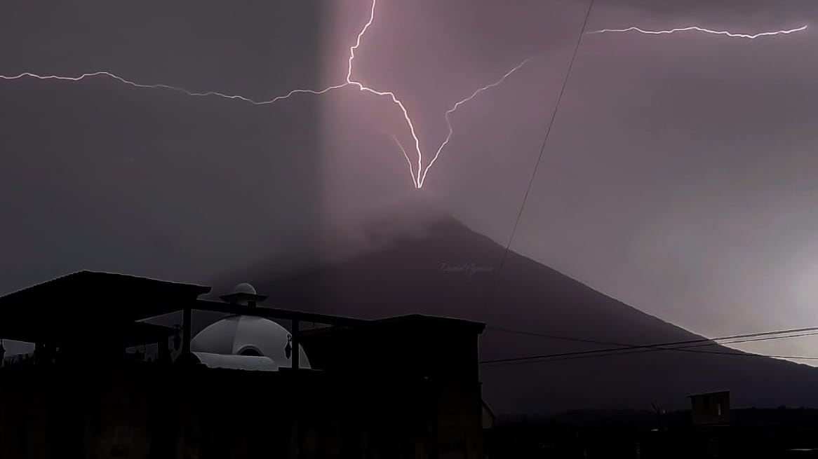 Tormenta eléctrica encima del coloso. Foto: Clima en Guatemala