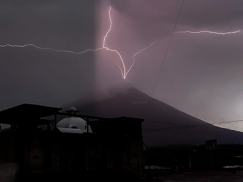 VIDEO. Espectacular tormenta eléctrica ilumina el Volcán de Agua