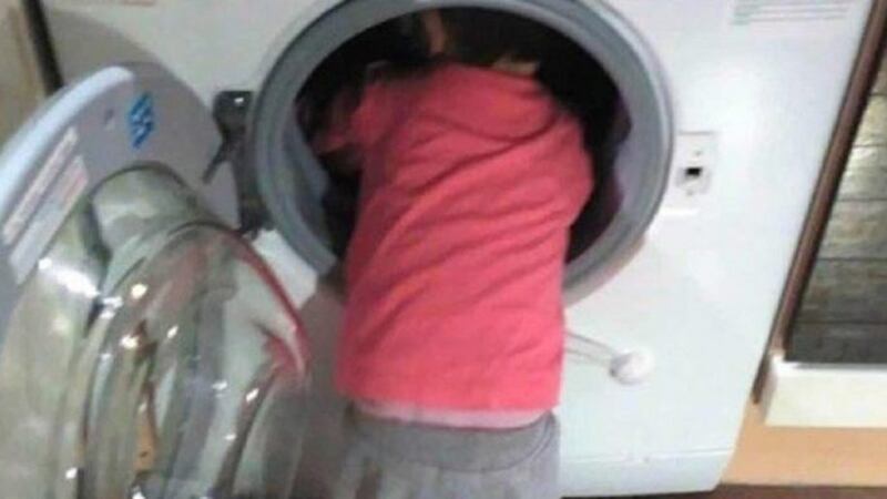 VIDEO. Policías rescatan a niño atorado en una lavadora