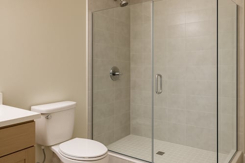 Adiós a las cortinas del baño: la nueva tendencia para tu hogar