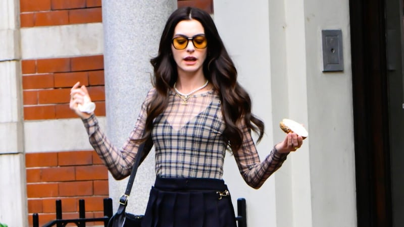 “Con estilo”: así fue la caída defectuosa de Anne Hathaway durante rodaje de película