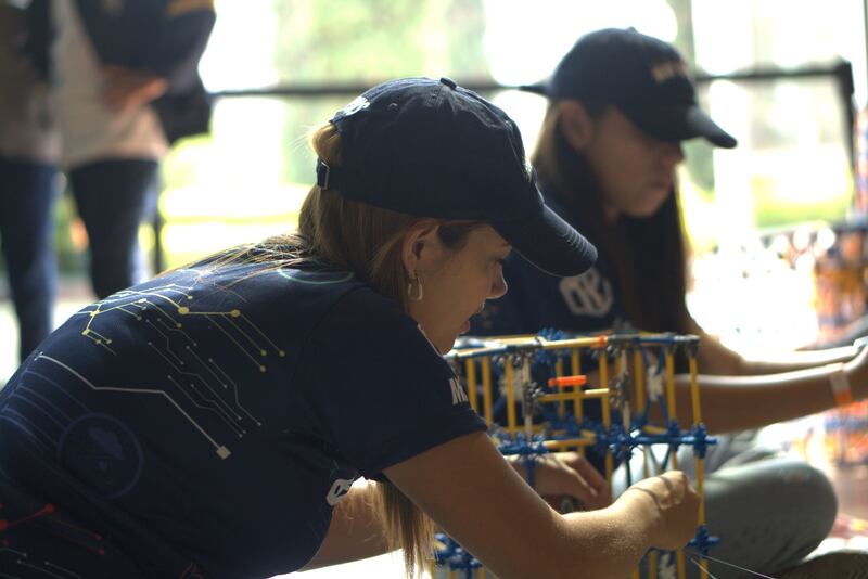 Tecnikids, se dedica a impulsar la educación mediante la tecnología, ofreciendo programas innovadores.