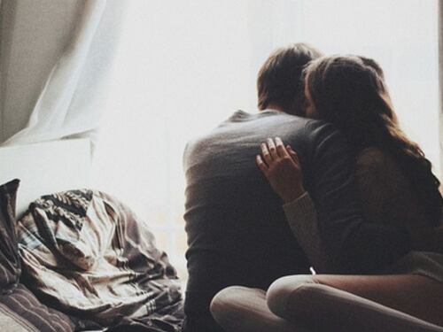 5 señales de que un hombre frío te quiere, aunque parezca lo contrario