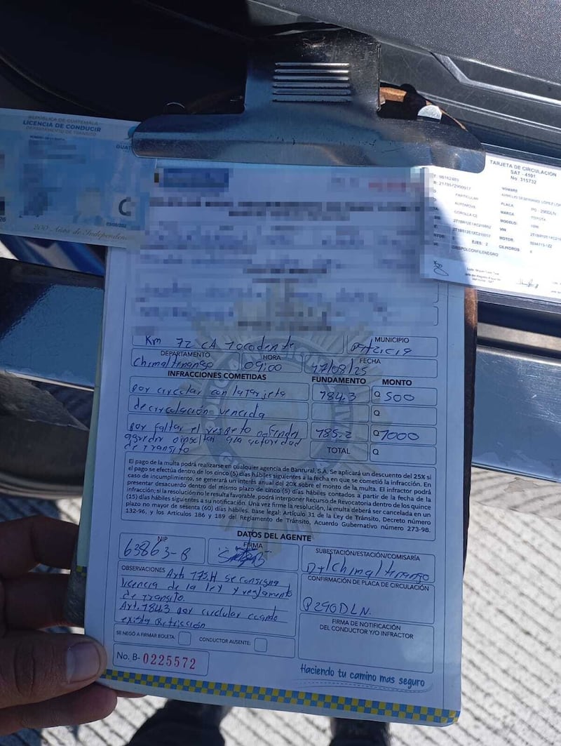 Policías imponen sanciones a los motoristas.