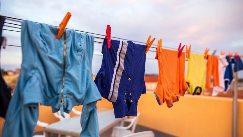 Cómo proteger a tu familia de las bacterias y gérmenes que existen en la ropa