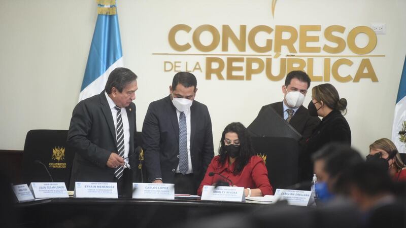 Presidenta del Congreso imita a Giammattei y evita declaraciones en primera reunión de bloques