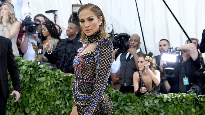 Escote de Jennifer López deja ver sus atributos y enciende las redes