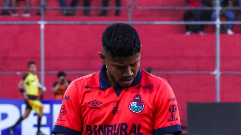 Altan con chilena dirige goleada de Municipal contra Malacateco