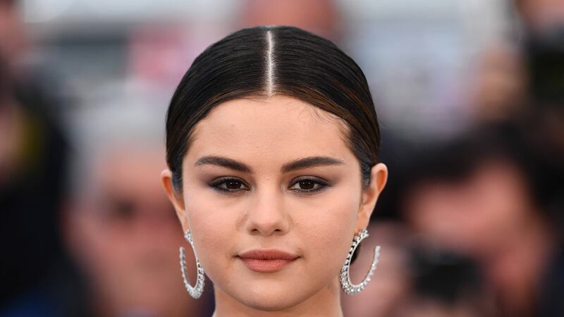 Selena Gómez se descuida y muestra su entrepierna en bikini