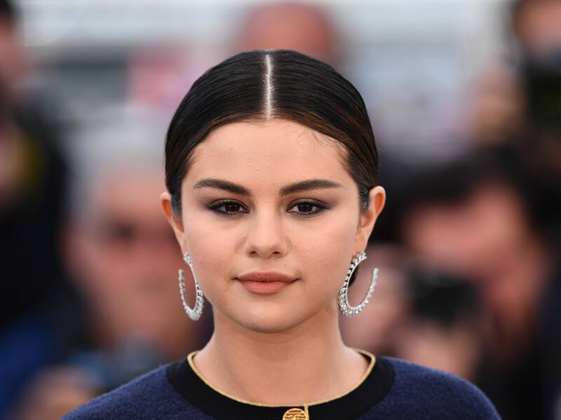 Selena Gómez se descuida y muestra su entrepierna en bikini