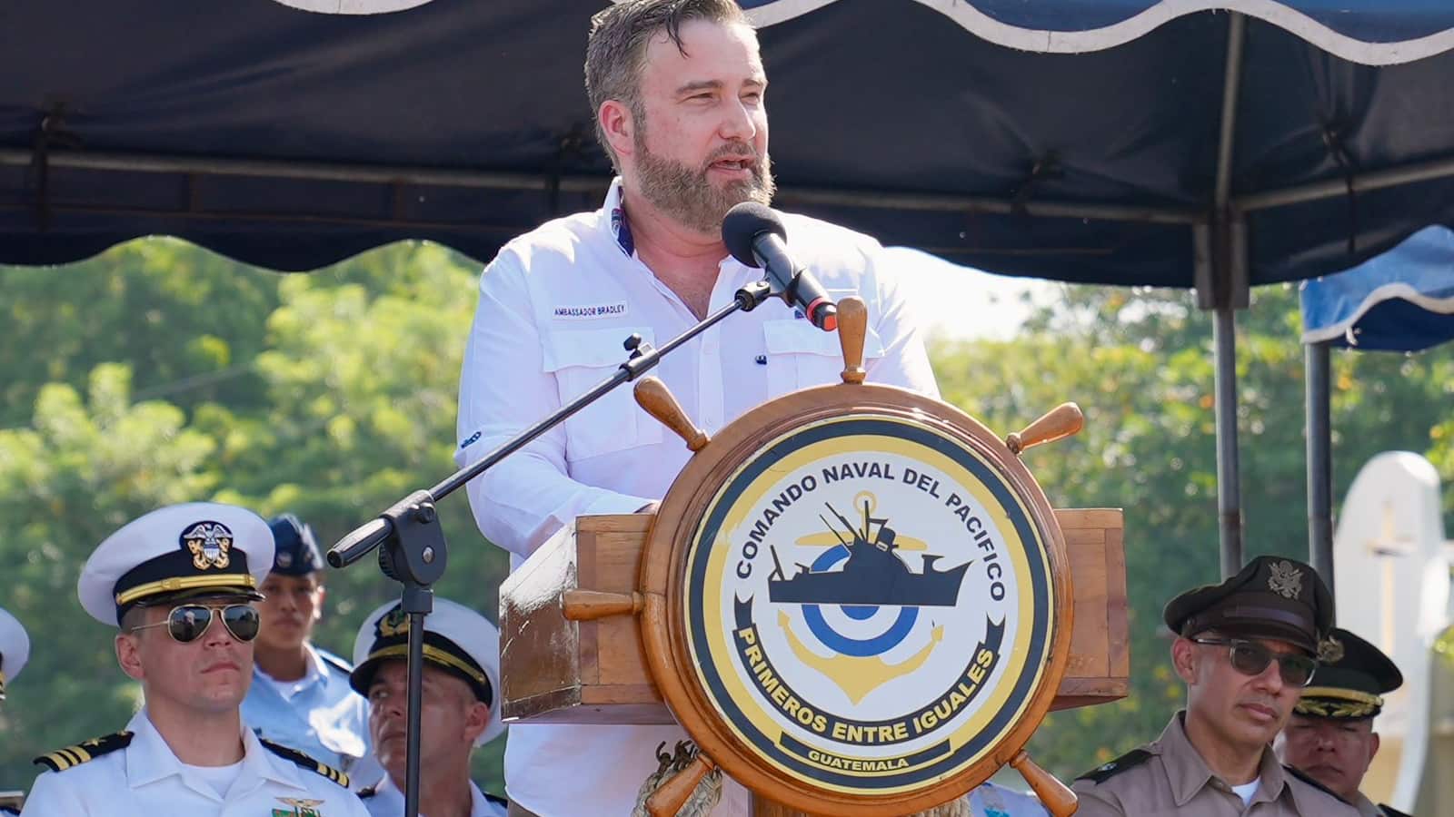 Tobin Bradley, embajador de EE.UU dando su discurso durante la entrega. Foto: Embajada de EE.UU.