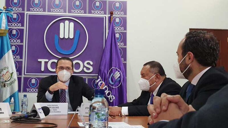 Felipe Alejos pide se anulen los acuerdos de 444 médicos cubanos que prestan servicio en el país