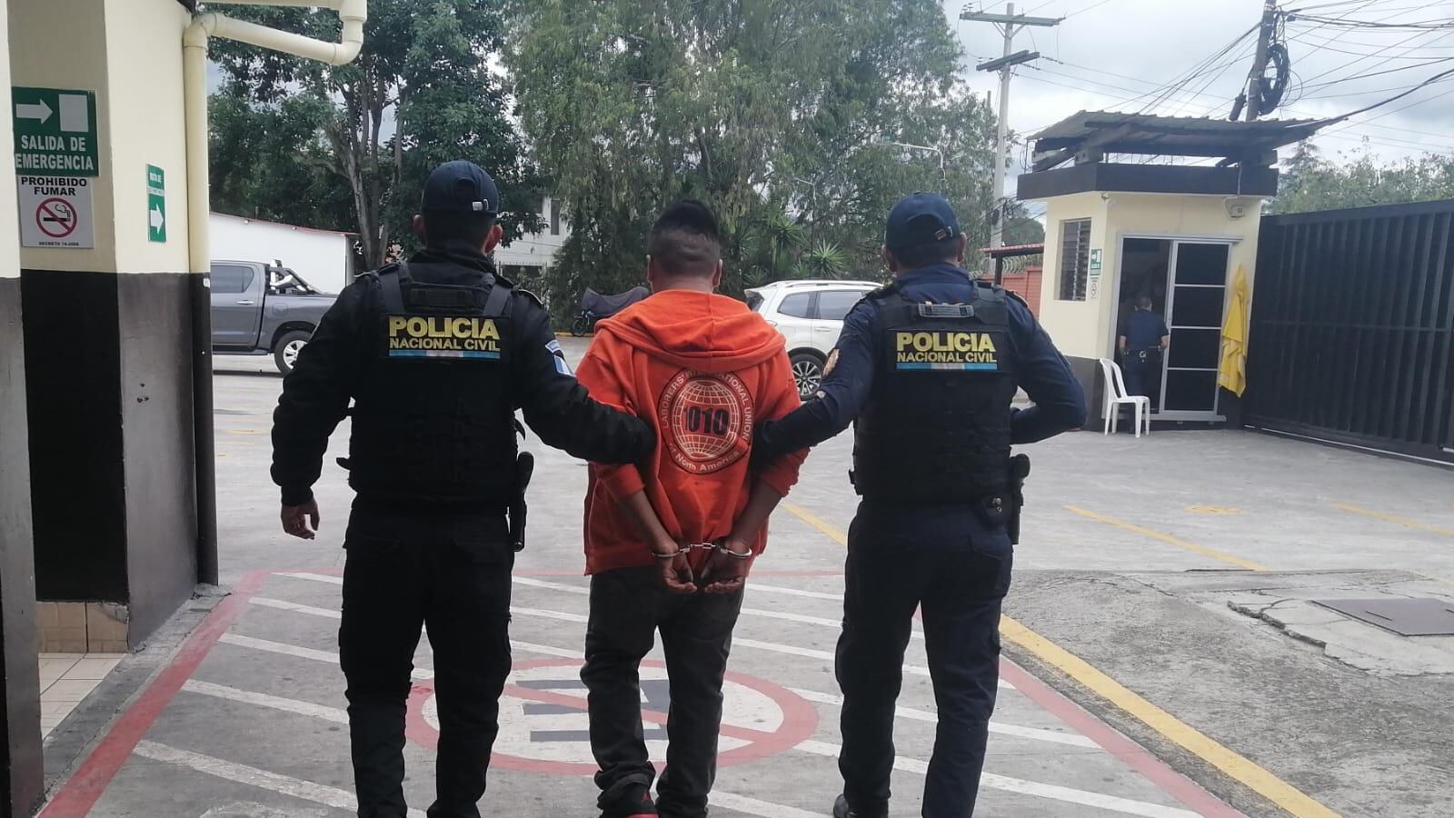 El hombre que habría prestado su cuenta para recibir dinero de extorsiones, fue capturado en la 36 calle y 36 avenida, colonia El Milagro, zona 6 Mixco, Foto: PNC.