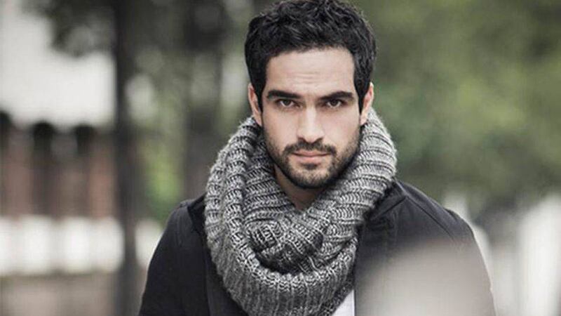FOTO. Cachan a Alfonso Herrera "coqueteando" con una mujer que no es su esposa