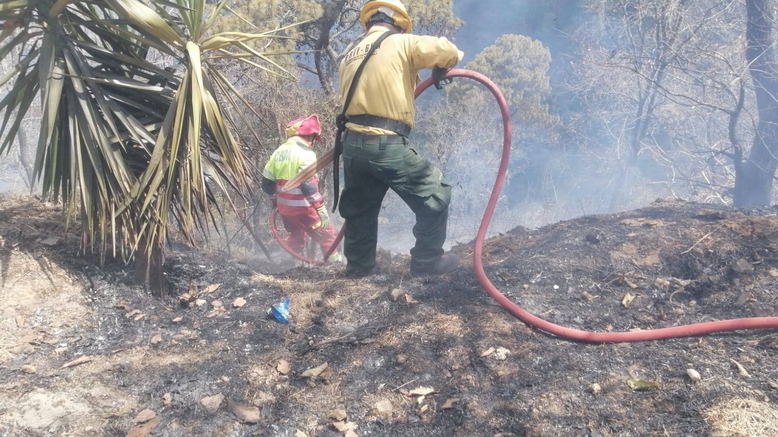 Bomberos sofocan el fuego en Chinautla.