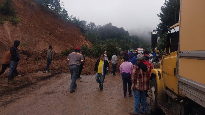 Cuatro carriles de la Interamericana bloqueados por derrumbe