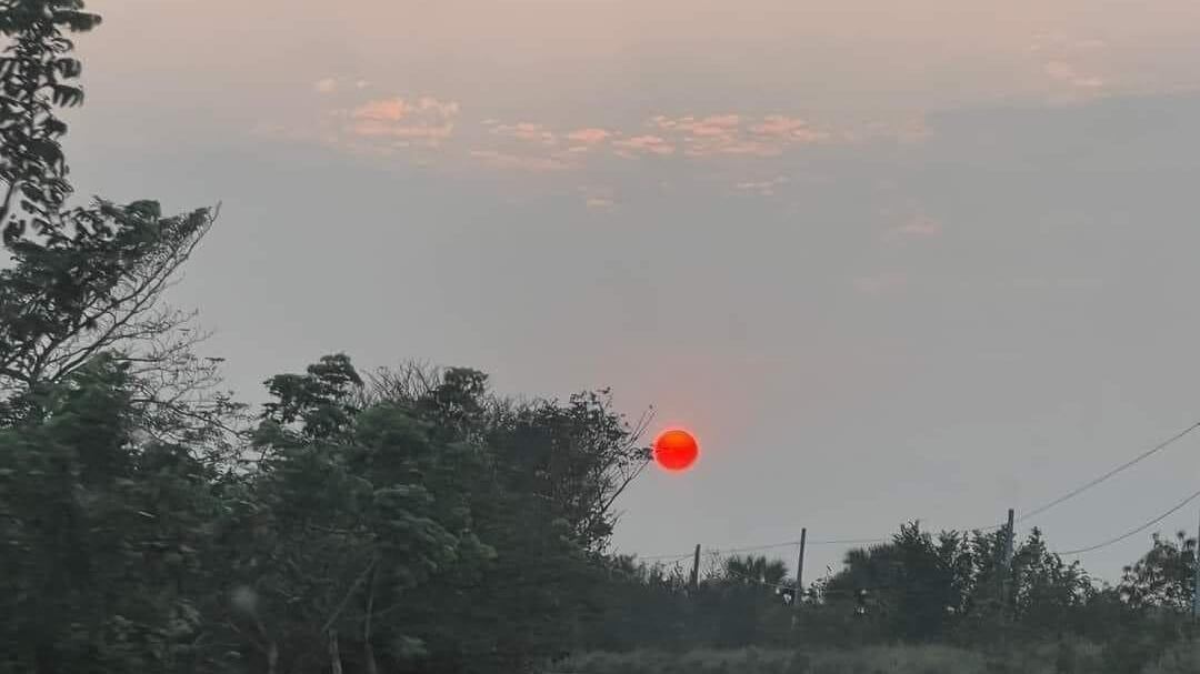 Captan extraño fenómeno: el Sol y a la Luna se tiñen de rojo