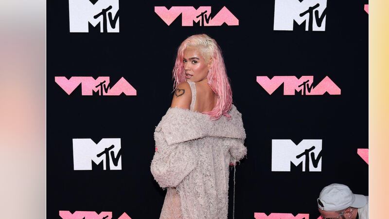 Karol G llega sin sostén y en vestido traslúcido a la gala de los VMAs