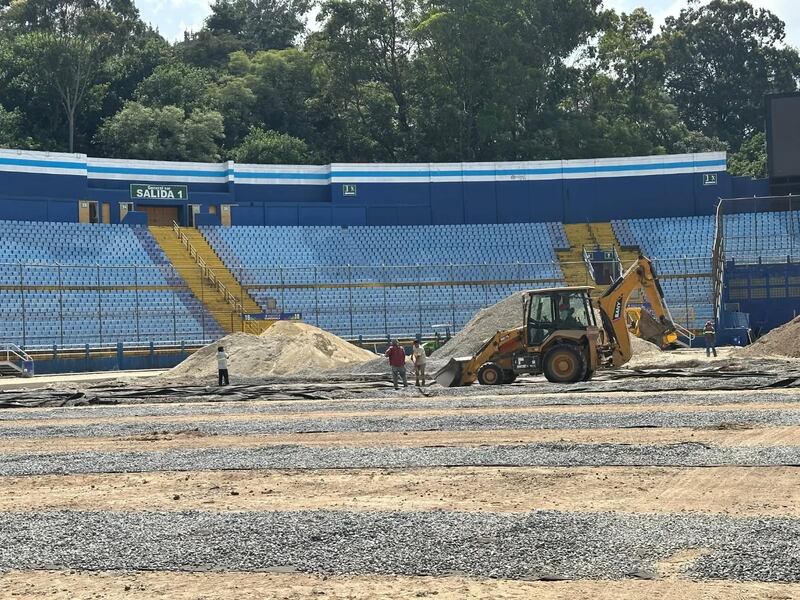 Remodelación de la gramilla y la pista en el Estadio Doroteo Guamuch Flores.