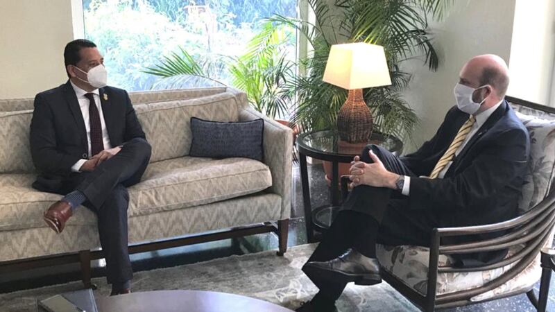 Embajador de EE. UU. se reúne con Óscar Dávila y reafirma compromiso contra la corrupción