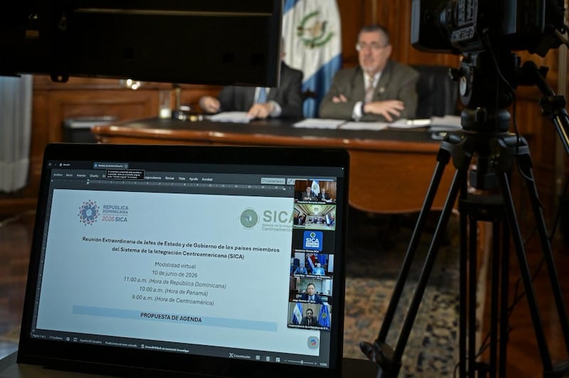 El presidente Bernardo Arévalo junto con el canciller Carlos Martínez.