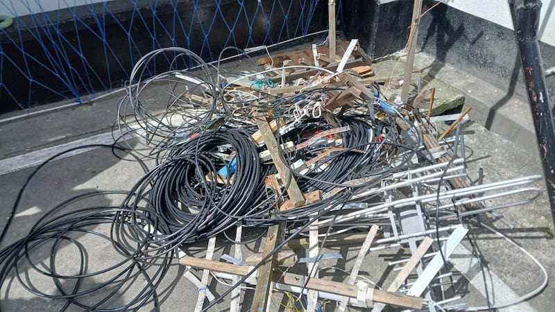 Las autoridades localizaron 12 antenas, aproximadamente 50 metros de cable coaxial. Foto: PNC