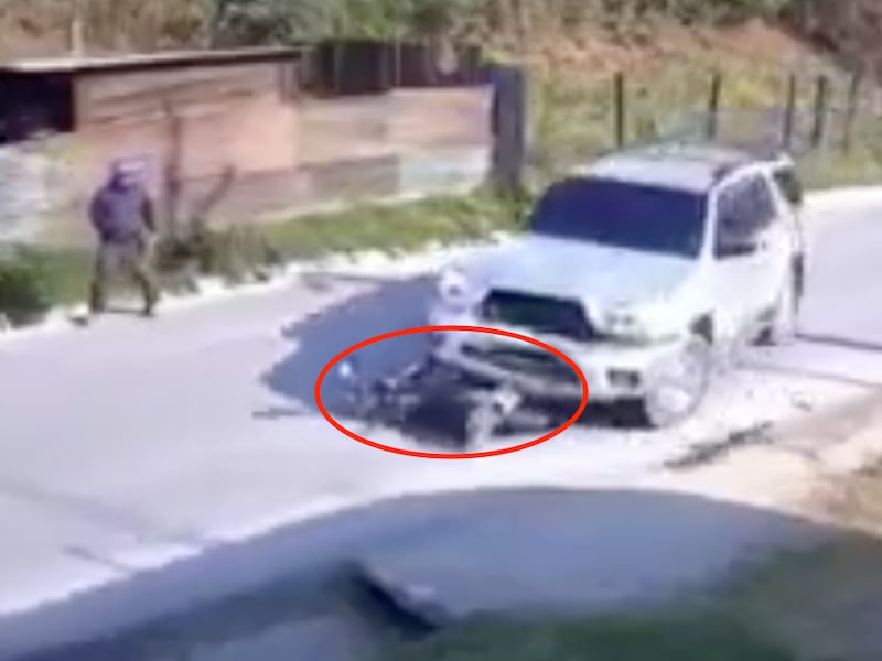 Video: conductor de camioneta arrolla y destroza moto de hombre en Huehuetenango